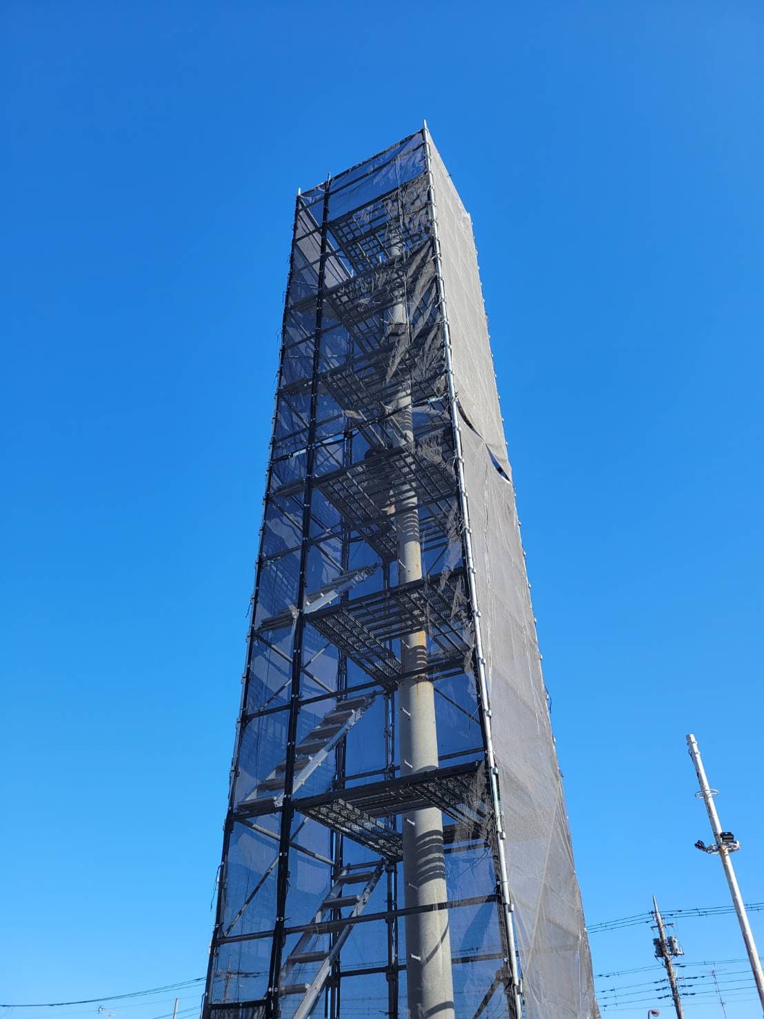 【東京都八王子市】カーディーラー照明鉄塔塗装工事着工